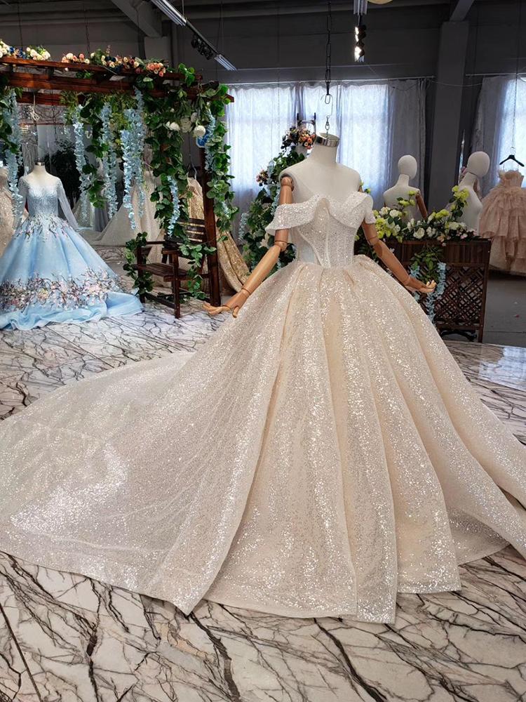 luxurious pleat wedding gowns long train